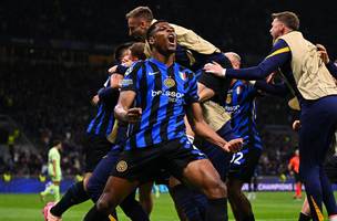 Jogadores da Inter de Milão celebram um dos muitos gols marcados na classificação sobre o Barcelona (Foto: Divulgação / Inter de Milão)