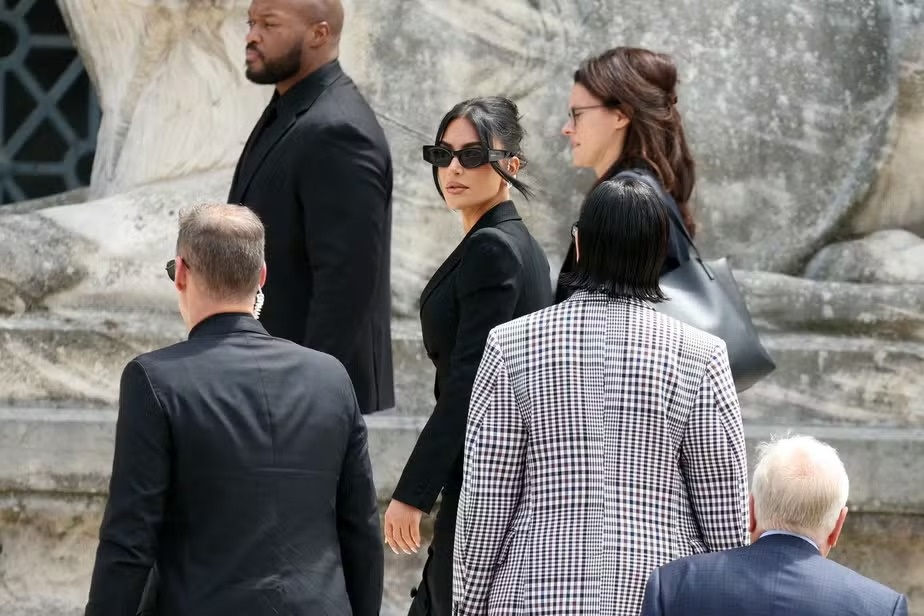 Kim Kardashian chega a tribunal francês para depor sobre roubo multimilionário