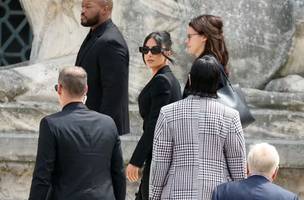 Kim Kardashian chega a tribunal francês para depor sobre roubo multimilionário (Foto: AFP)
