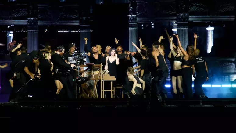 Lady Gaga faz ensaio emocionante e antecipa show histórico em Copacabana