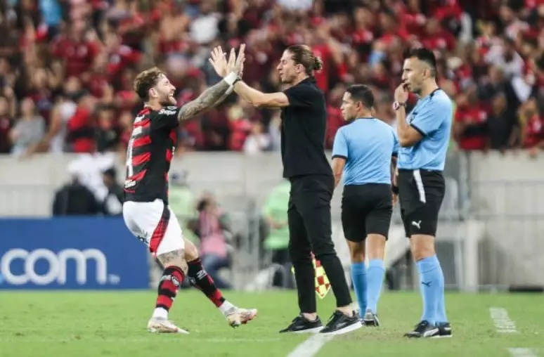 Léo Pereira comemora gol com Filipe Luís