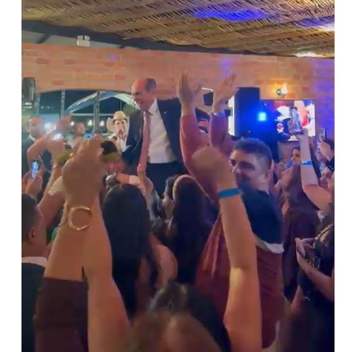 Marcelo Castro montado nos ombros dos prefeitos… hum, que cheiro é esse?