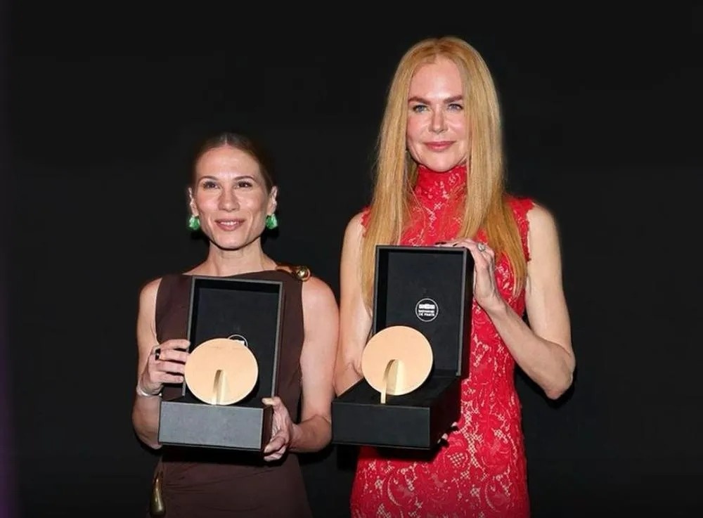 Marianna Brenand Fortes ao lado de Nicole Kidman ao receber o prêmio no Festival de Veneza