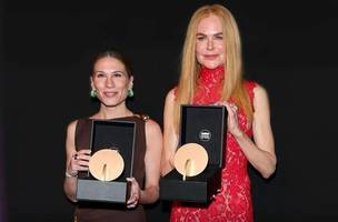 Marianna Brenand Fortes ao lado de Nicole Kidman ao receber o prêmio no Festival de Veneza (Foto: Reprodução)