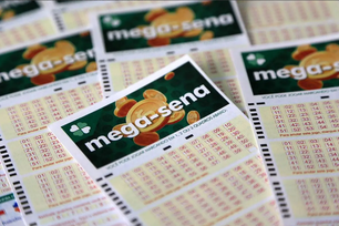 Mega-Sena pode pagar até R$ 100 milhões neste sábado; apostas segunde até às 19h