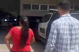 Momento que a mulher é conduzida à delegacia (Foto: Reprodução)