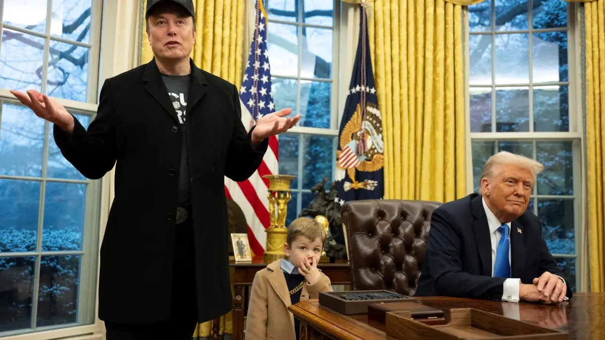 O bilionário Elon Musk ao lado do presidente dos Estados Unidos, Donald Trump, e seu filho X Æ A-Xii no Salão Oval da Casa Branca