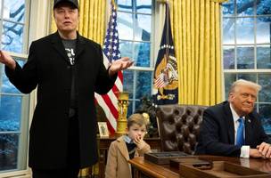 O bilionário Elon Musk ao lado do presidente dos Estados Unidos, Donald Trump, e seu filho X Æ A-Xii no Salão Oval da Casa Branca (Foto: (Jim Watson/AFP))