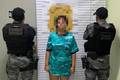 Mulher é detida em operação policial com drogas e arma, mas companheiro foge