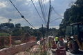 Postes ameaçam cair em Granja Viana e Enel ignora apelos por reparos urgentes