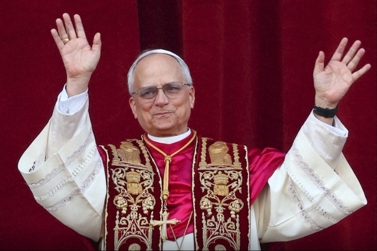 Papa Leão XIV acena para multidão após conclave