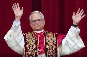 Papa Leão XIV acena para multidão após conclave (Foto: Getty Images)