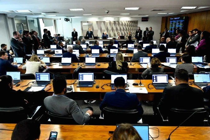 Proposta de acabar com a reeleição avança no Senado, mas divide opiniões entre parlamentares e especialistas.