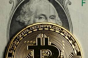 Representação do Bitcoin em cima de uma nota de dólar em foto de ilustração• 27/09/2017 REUTERS/Dado Ruvic (Foto: • 27/09/2017 REUTERS/Dado Ruvic)