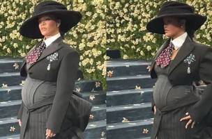 Rihanna chega ao baile do Met Gala confirmando rumores da sua terceira gravidez (Foto: Reprodução)