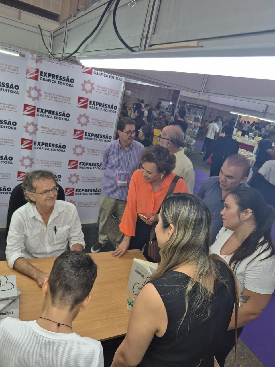 Rocha Júnior autografa um exemplar de Estanhado, no Salão do Livro de Fortaleza.