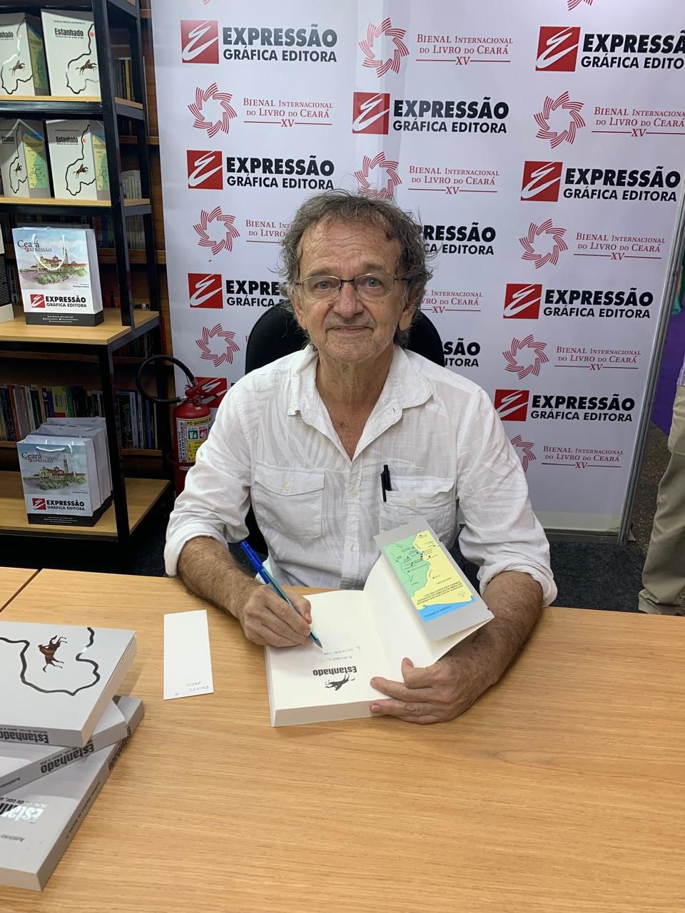 Rocha Júnior em noite de autógrafo no Salão do Livro de Fortaleza.