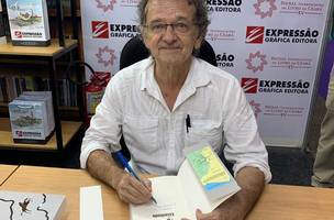 Rocha Júnior em noite de autógrafo no Salão do Livro de Fortaleza. (Foto: Reprodução | Divulgação)