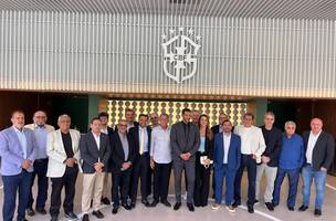 Samir Xaud e apoiadores em registro de chapa na CBF: clubes ainda têm resistência à apoiar sua eleição (Foto: Divulgação)