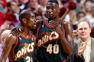 Shawn Kemp (à direita) ao lado de Gary Payton. (Foto: Andy Hait / AFP)