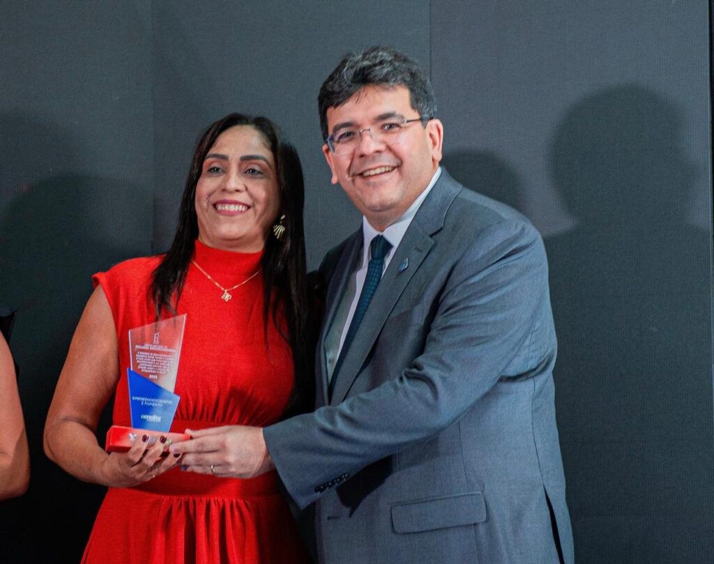 Valdelice dos Santos ao lado de Rafael Fonteles, recebendo prêmio.
