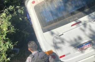 Veículo saiu da pista após motorista passar mal durante a condução. (Foto: Reprodução/Redes Sociais)