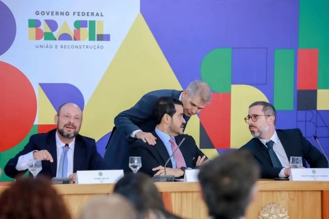Wolney, Messias, Sidônio (em pé) e Carvalho na coletiva no Planalto.