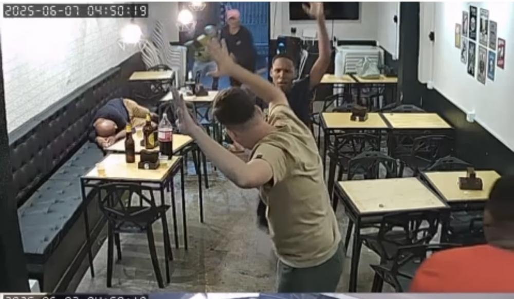 A ação foi registrada por câmeras de segurança do local