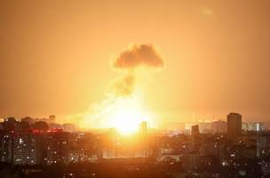 A explosão de um míssil balístico ilumina o céu sobre a cidade durante um ataque de míssil e drone russo, em meio ao ataque russo à Ucrânia, em Kiev, Ucrânia, em 24 de abril de 2025. REUTERS/Gleb Garanich (Foto: Divulgação / InfoMoney)