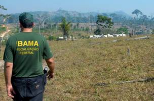 Agente do Ibama: desvalorização salarial (Foto: Valter Campanato - Agência Brasil)