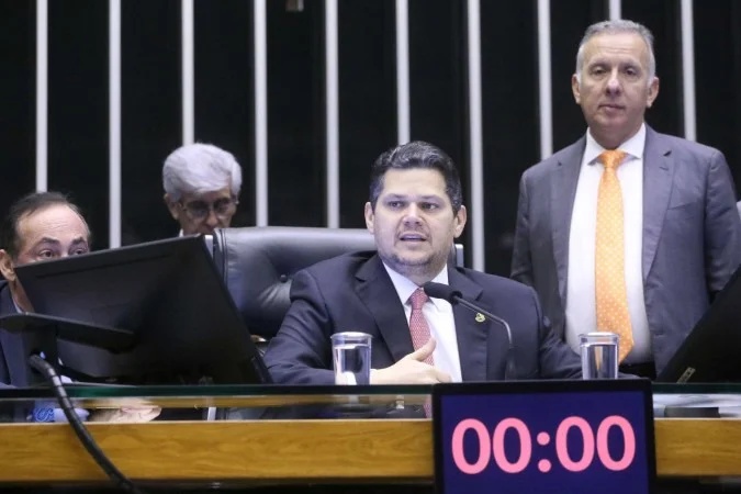 Alcolumbre adia análise de 30 vetos e avança discussão na pauta.