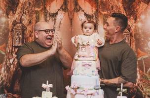 Antonella e os pais em seu aniversário de um ano (Foto: Reprodução)