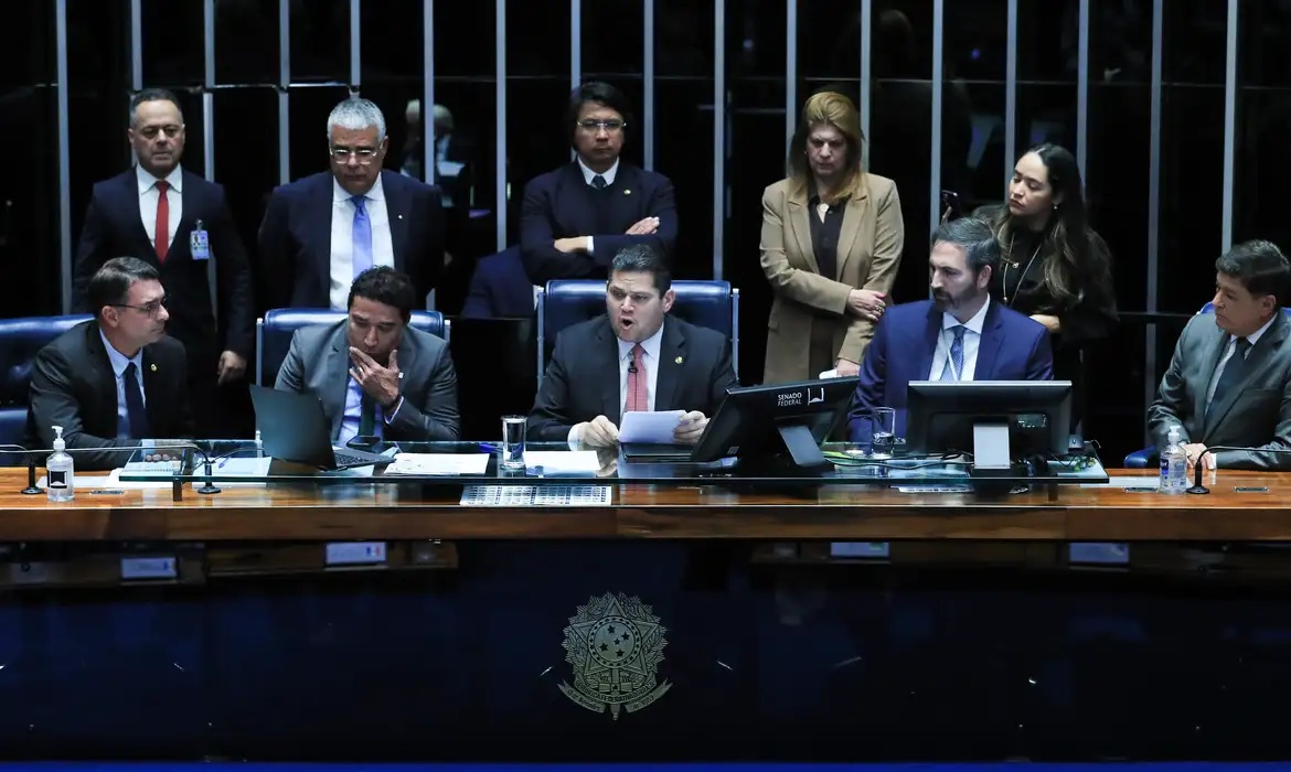 Aprova aumento do número de deputados federais para 531