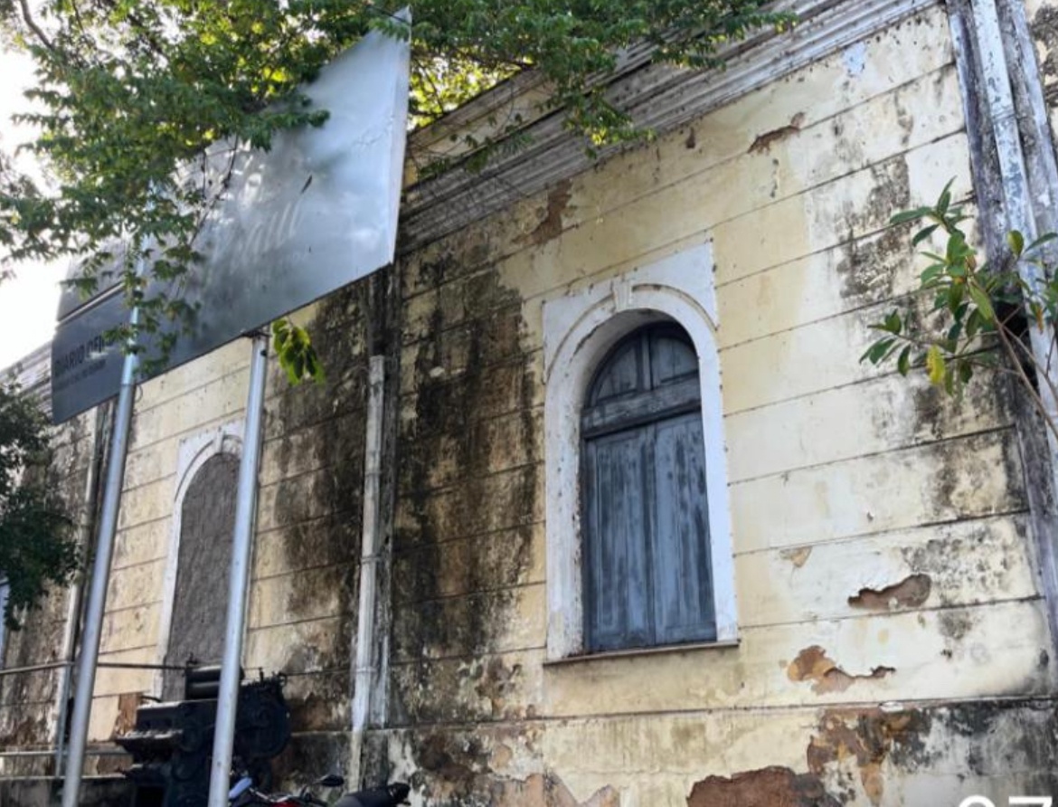 Até o mato toma o espaço da fachada