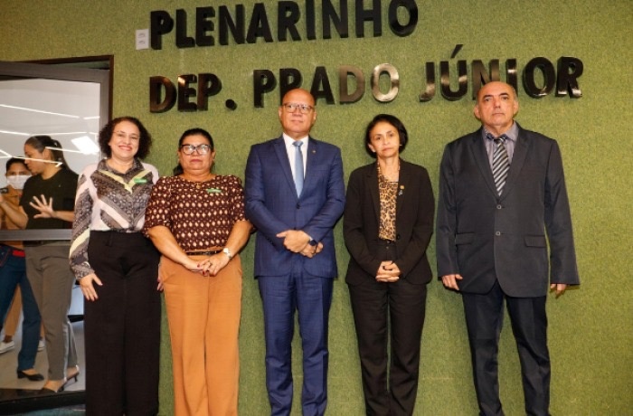 atual presidente do Sinte, Paulina Almeida, à esquerda do deputado petista Franzé Silva