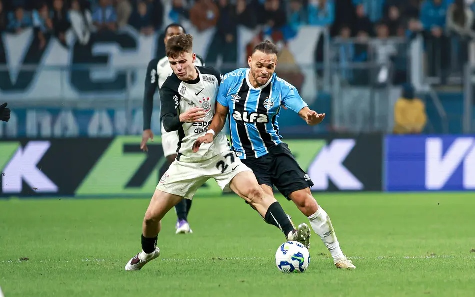 Autores dos gols do jogo, Breno Bidon e Braithwaite disputam bola no empate entre Grêmio e Corinthians