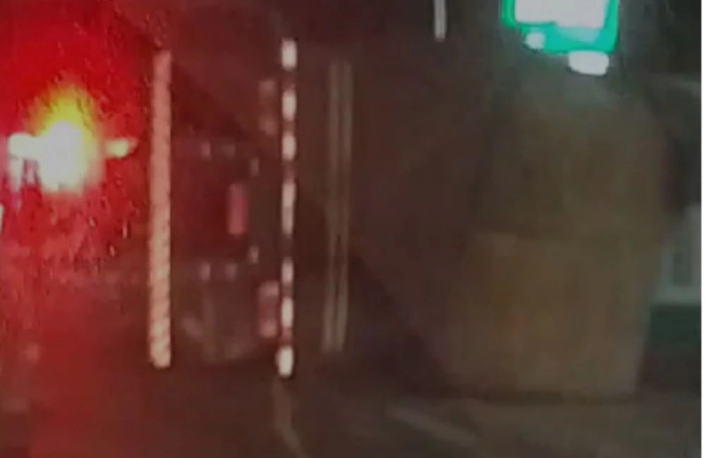 Caminhão tombado na Av. Wall Ferraz