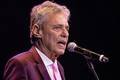 Chico Buarque recebe alta após cirurgia no crânio e já se recupera em casa