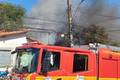 Incêndio de grandes proporções atinge casa de reciclagem no Monte Castelo