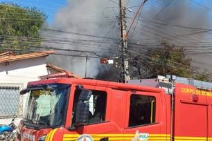 Incêndio de grandes proporções atinge casa de reciclagem no Monte Castelo