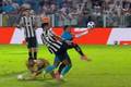 Neymar tenta fazer gol com a mão, é expulso e pode não jogar mais pelo Santos