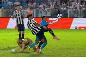 Em momento de desespero, Neymar tenta fazer gol com a mão e acaba expulso da partida (Foto: Reprodução)