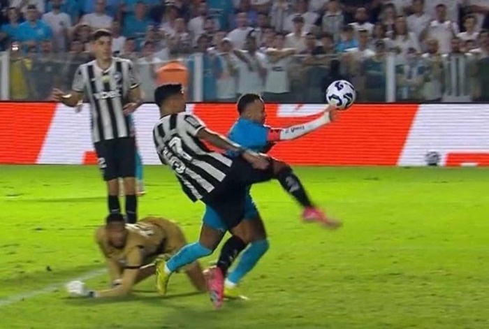 Em momento de desespero, Neymar tenta fazer gol com a mão e acaba expulso da partida