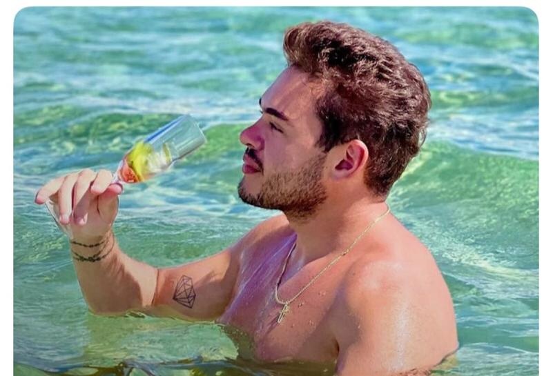 Fernandin e seu dolce far niente como novo rico brasileiro.