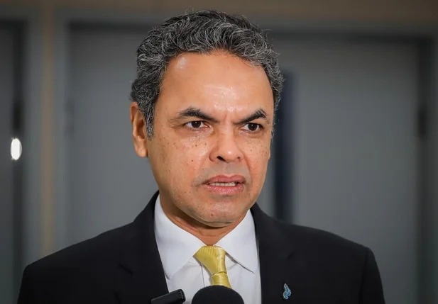 Gil Carlos fazia de conta que nada acontecia até o juiz aceitar a denuncia contra ele