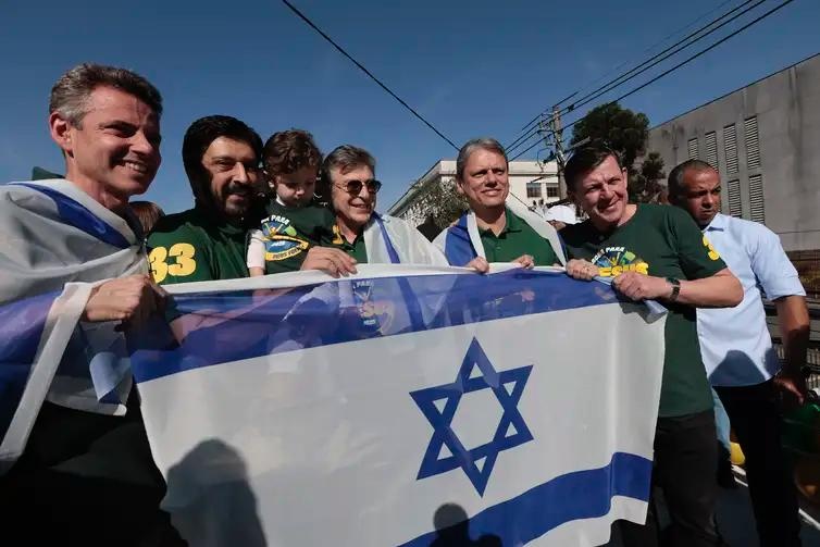 Governador Tarcísio de Freitas e prefeito Ricardo Nunes marcam presença na Marcha para Jesus em São Paulo.