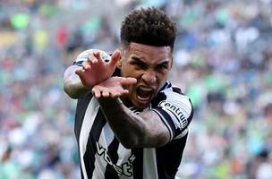 Igor Jesus comemora o gol pelo Botafogo com o 'kamehameha' (Foto: Getty Images)