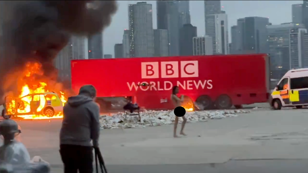Jhaj aparece nu em frente a caminhão falso da BBC News incendiado após investigação da emissora