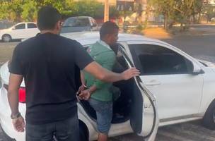 Julieno da Silva Gonçalves sendo preso (Foto: Polícia Civil)