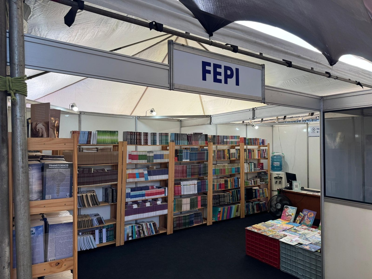 Livraria Espírita Ramiro Gama da FEPI marca presença no SALIPI 2025